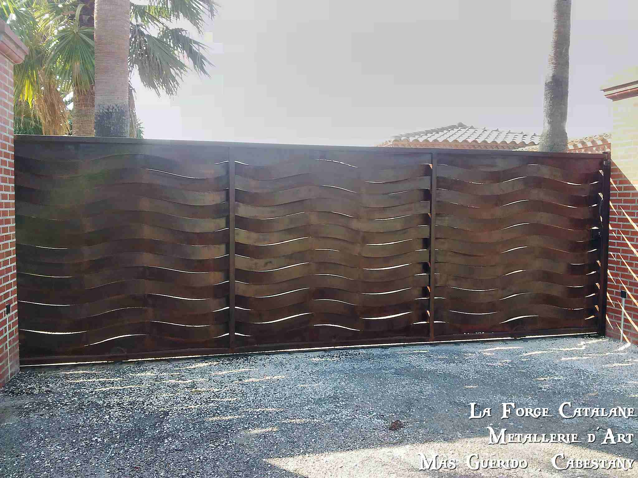 Portail tole vagues lames tressees  forge catalane.jpg